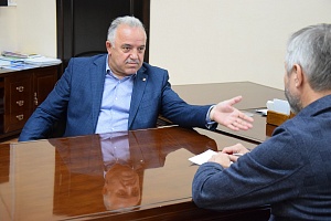 Магомед Османов: «У меня контракт до 2024 года. Очень хочу к этому времени заасфальтировать все дворы, тротуары, решить вопросы по озеленению города».